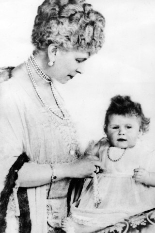 Diese Aufnahme zeigt die junge Elizabeth an ihrem ersten Geburtstag mit ihrer Großmutter Mary. Als Elizabeths Großvater Georg V. starb, folgte ihr Onkel als Eduard VIII. auf den Thron. Der dankte 1936 aber ab, um die geschiedene Amerikanerin Wallis Simpson zu heiraten. 