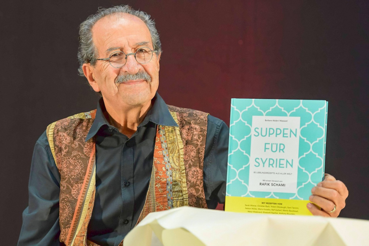Autor Rafik Schami schrieb das Vorwort zu „Suppen für Syrien“ und ging zugunsten des Projekts auf Benefizlesetour.