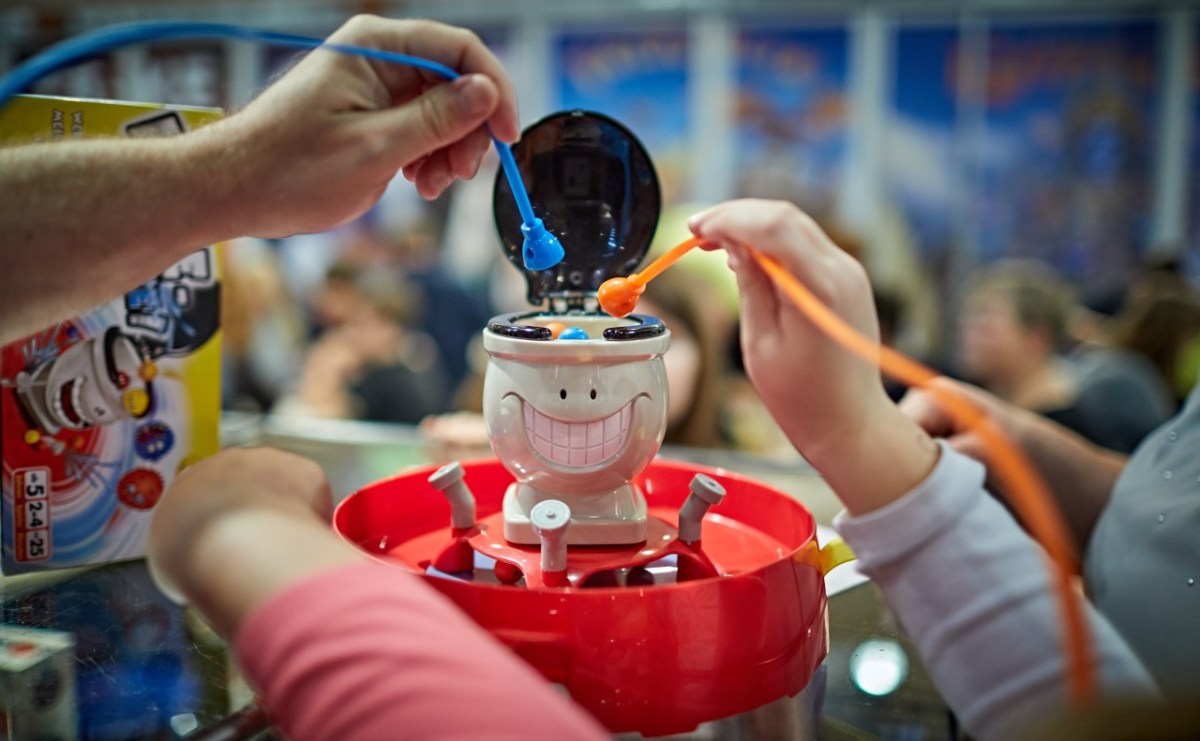 Bei dem Kinderspiel „Flitze-Kacke" spielst du mit einer Kloschüssel.