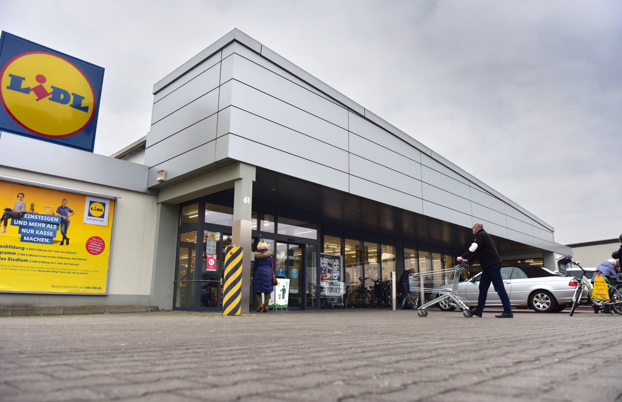 Lidl: Der Discounter schießt in einer Werbung gegen Aldi und Edeka, bevor Kunden gegen den Discounter ausholen. (Symbolbild)