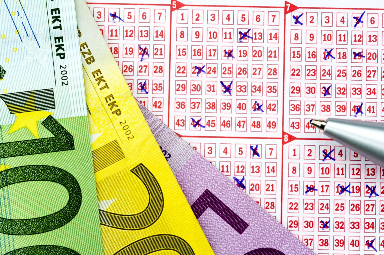 Lotto: Ein Senior gewinnt im Lotto, doch dann gibt es Ärger. 
