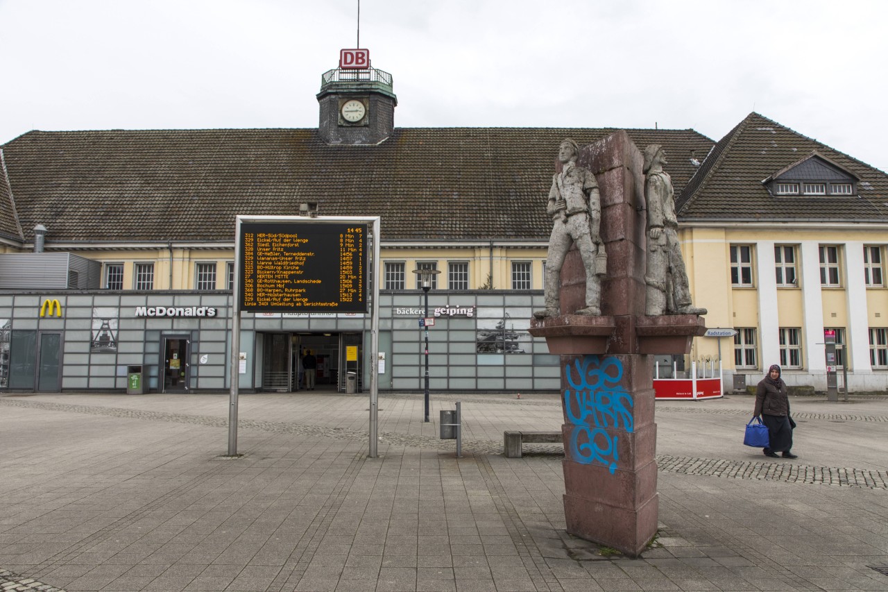 Am Bahnhof in Wanne-Eickel verkauft Mc Donalds seine Hamburger.