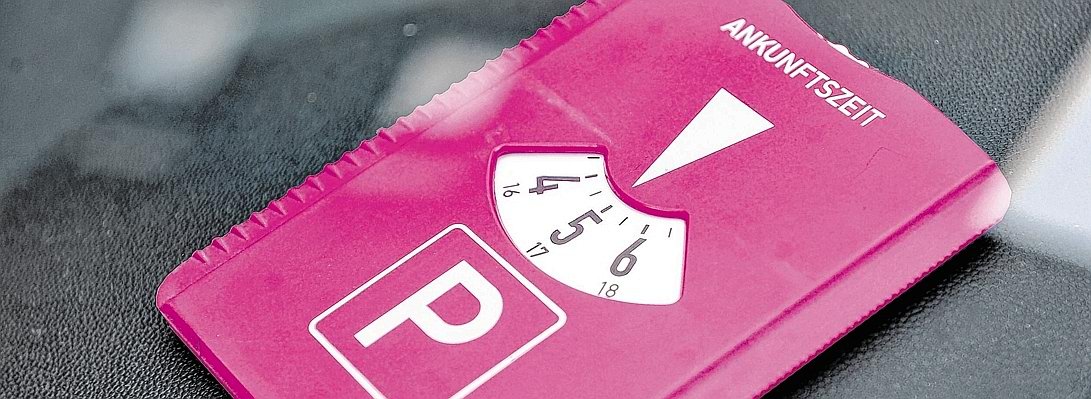 Fünf-Euro-Knöllchen für pinkfarbene Tussi-Parkscheibe 