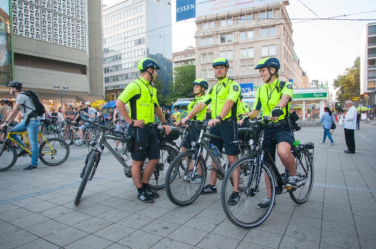 Am Anfang gab es skeptische Blicke, am Ende Applaus für die mitradelnden Polizeibeamten. 