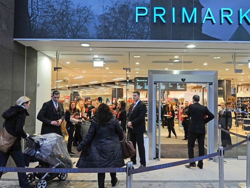 Nachdem der erste Termin zur Eröffnung des neuen Primark-Megastores in Esen aufgrund technischer Probleme nicht eingehalten werden konnte, öffnete die irische Textilkette am Mittwoch kurzfrsitig. Foto: Klaus Micke