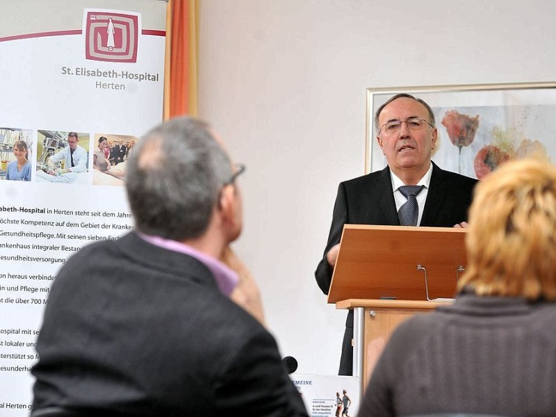 WAZ-Medizin-Matinee am Sonntag, 11.12.2011 in Herten. 3 Experten (Prof. Dr. Gerhard Wambach (Bild)  Dr. Joachim Kühne und Dr. Thomas Thurner) referierten zum Thema Diabetes und seine Folgen.Foto: Joachim Kleine-Büning/WAZ FotoPool