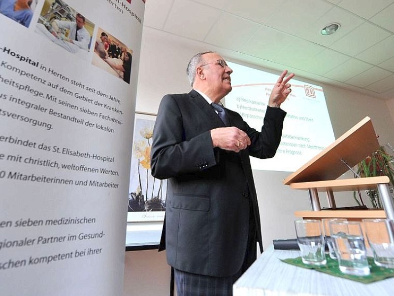 WAZ-Medizin-Matinee am Sonntag, 11.12.2011 in Herten. 3 Experten (Prof. Dr. Gerhard Wambach (Bild)  Dr. Joachim Kühne und Dr. Thomas Thurner) referierten zum Thema Diabetes und seine Folgen.Foto: Joachim Kleine-Büning/WAZ FotoPool