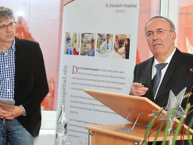 WAZ-Medizin-Matinee am Sonntag, 11.12.2011 in Herten. 3 Experten (Prof. Dr. Gerhard Wambach (Bild)  Dr. Joachim Kühne und Dr. Thomas Thurner) referierten zum Thema Diabetes und seine Folgen.Foto: Joachim Kleine-Büning/WAZ FotoPool