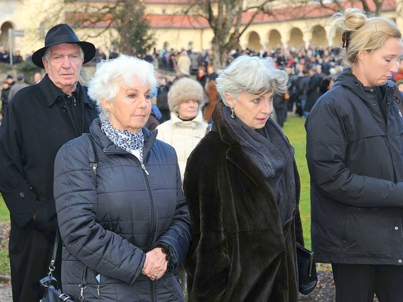 Trauerzug zur letzten Ruhestätte. Wiesje Herold-Heesters, Nicole Heesters and Saskia Fischer.