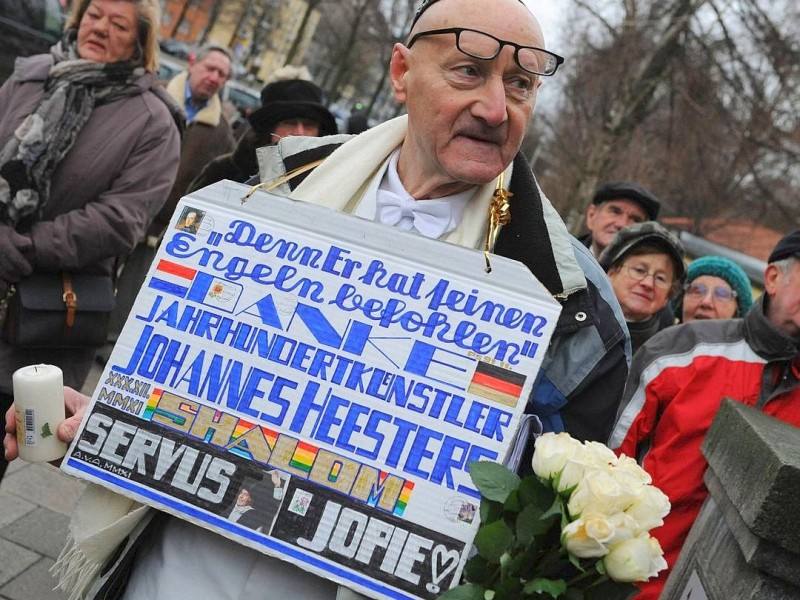 Mehrere Hundert Trauergäste auf dem Friedhof, darunter viele Fans.