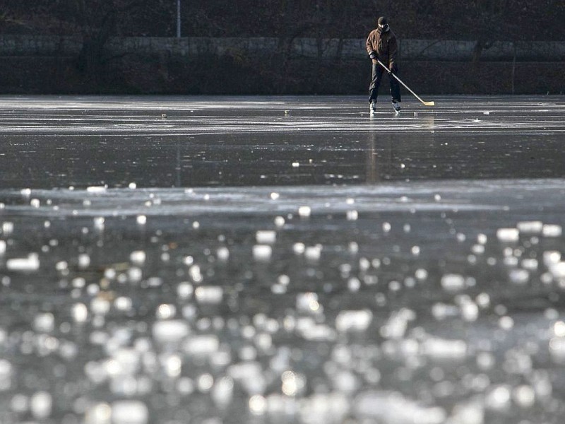 ...andere nutzen die Gelegenheit zum Eislaufen.