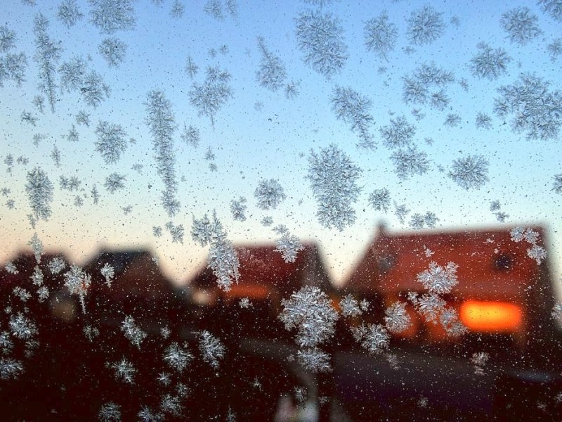 ...Winter im Norden des Landes: Eisblumen vor Abendhimmel. Eisschollen...