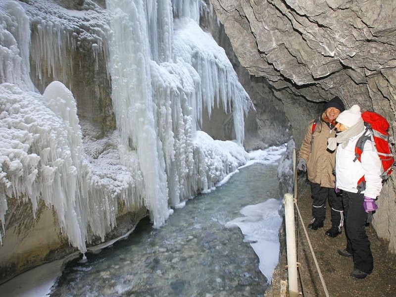 ...können Besucher der Partnachklamm in Garmisch-Partenkirchen bewundern, während in Frankreich...