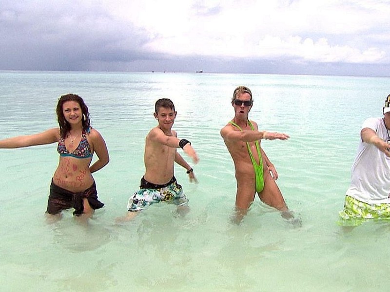 Vanessa Krasniqi, Daniele Negroni (li.), Christian Schöne (Mi.) und Robin Lau tanzen zusammen im Meer.