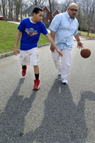 Ein Bild aus glücklichen Zeiten: Bill Stephney spielt  in der Nähe von Randolph Township mit seinem Sohn Trevor, damals 13, Basketball. Die Spieler der...