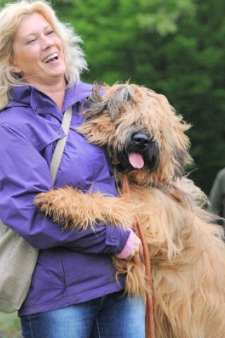 Die Messe Hund und Heimtier wird am Freitag, 11. Mai 2012, eröffnet. Zum Fototermin kam Ramona Teschner mit ihrem weißen Schäferhund "Aron" vor die Westfalenhalle.Foto: Franz Luthe