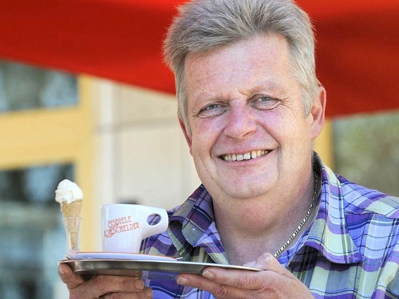 Am Montag, 27.06.2011, zeigt Andreas Isselmann einen Espresso mit einer Mini - Eistüte. Er ist Geschäftsführer der Eisdiele Lohschelder in Wesel. Foto : Markus Weißenfels / WAZ FotoPool