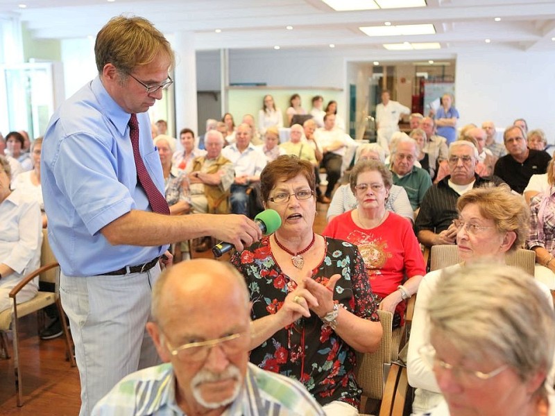 Foto: Stefan Arend / WAZ Fotopool WAZ Forum Gesundheit zum Thema Diabetes , Marienhospital Witten , Foto: Stefan Arend / WAZ Fotopool WAZ Forum Gesundheit zum Thema Diabetes , Marienhospital Witten , Fragen aus dem Publikum , Foto: Stefan Arend / WAZ Fotopool