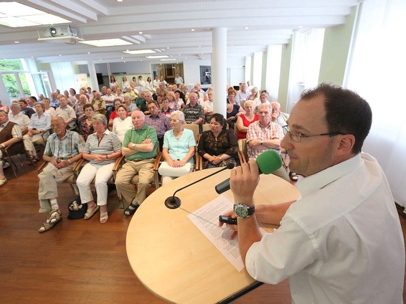 Foto: Stefan Arend / WAZ Fotopool WAZ Forum Gesundheit zum Thema Diabetes , Marienhospital Witten , Foto: Stefan Arend / WAZ Fotopool WAZ Forum Gesundheit zum Thema Diabetes , Marienhospital Witten , Oberarzt Dr. Niklas Jollet , Foto: Stefan Arend / WAZ Fotopool