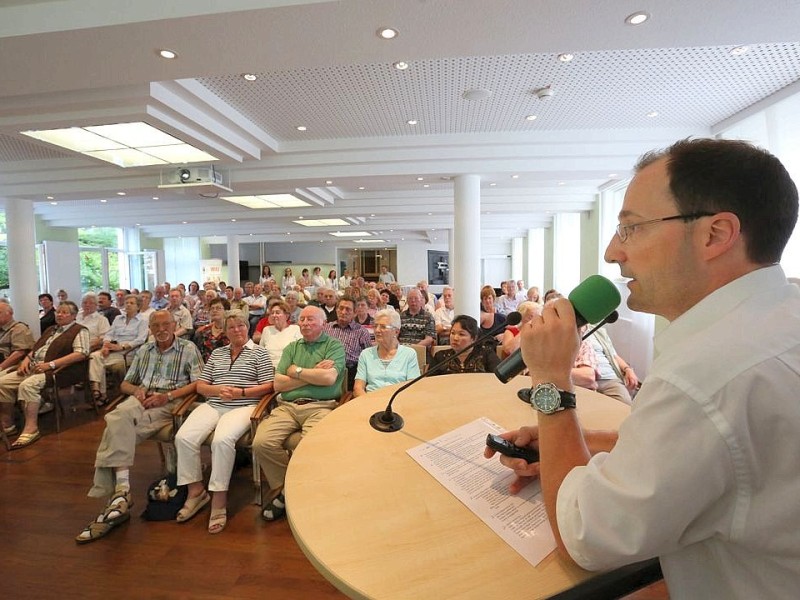 Foto: Stefan Arend / WAZ Fotopool WAZ Forum Gesundheit zum Thema Diabetes , Marienhospital Witten , Foto: Stefan Arend / WAZ Fotopool WAZ Forum Gesundheit zum Thema Diabetes , Marienhospital Witten , Oberarzt Dr. Niklas Jollet , Foto: Stefan Arend / WAZ Fotopool