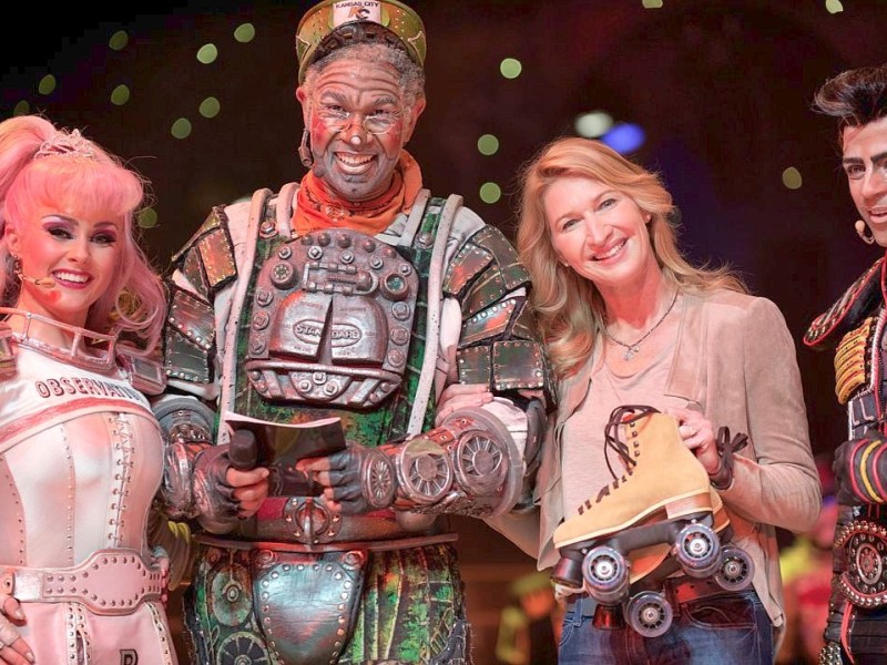 Steffi Graf (2.v.r), Gründerin und Vorsitzende der wohltätigen Stiftung Children for Tomorrow, die sich um traumatisierte Kinder in aller Welt kümmert, besuchte das Musical Starlight Express und posierte mit Hauptdarsteller David Moore (2.v.l) auf der Showbühne, am Samstag, den 14. July 2012 in Bochum. Die Darsteller sammeln Spendengelder für die Stiftung von Steffi Graf.  Foto: Ingo Otto / WAZ FotoPool