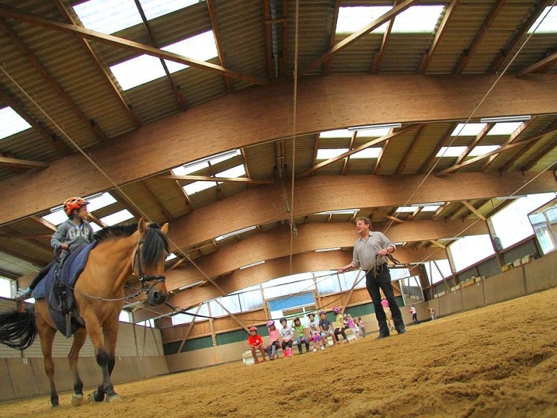 Der Freienspass auf dem Reiterhof Reiterzentrum Worch am Montag 23. Juli 2012 in Hattingen.Die 32 Kinder imm Alter zwischen 8-10 Jahren lernen spielerisch mit dem Tier Pferd umzugehen.Satteln,Säubern und reiten gehört dazu.Auch der Reitunterricht findetr statt. Foto: Claudia Schütte / WAZ FotoPool