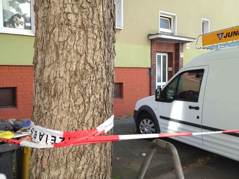 Die Polizei hat das Haus mit Flatterband abgesperrt. Foto: Stefan Reinke