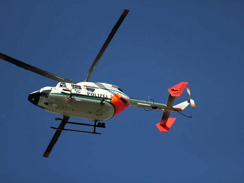 Ein Polizeihubschrauber macht Aufnahmen vom Tatort. Foto: Stefan Reinke