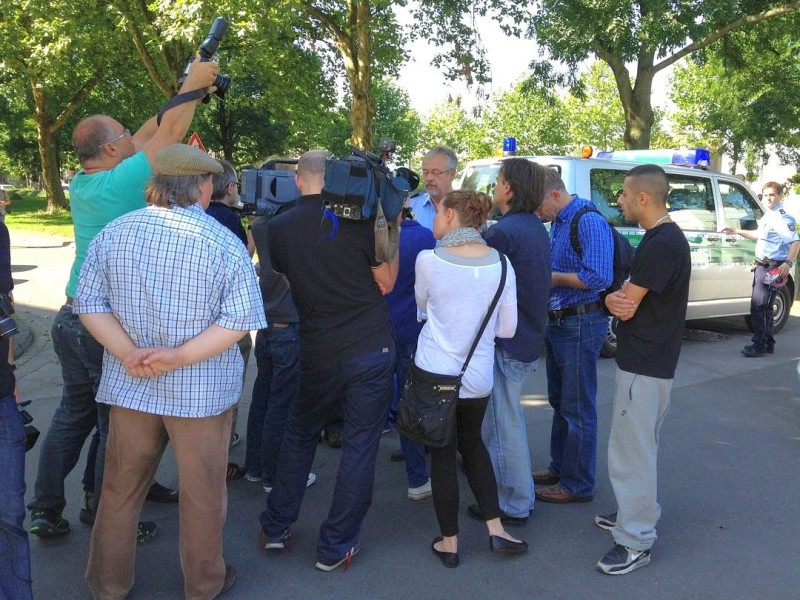 Medienvertreter belagern den Polizeisprecher.