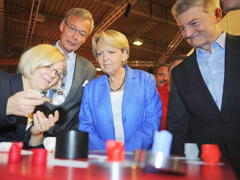 Hannelore Kraft (Ministerpräsidentin NRW / Mitte), Reinhard Paß (OB Essen / nicht im Bild), Heinrich Hiesinger (Vorstandvorsitzender Thyssen-Krupp AG / rechts), sowie der ehemalige VV der Thyssen-Krupp AG, Gerhard Cromme (2.v.l.) schauten sich auf einem Rundgang die verschiedensten Stände mit vielseitiger, innovativer Technik an.  Foto: Matthias Graben / WAZ FotoPool