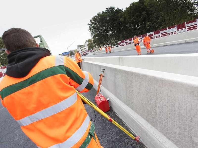 Am Freitag, 28.09.2012 sind die Bauarbeiten an der gesperrten Autobahn A40 in Essen - Zentrum so gut wie abgeschlossen. Am Wochenende wird die Strecke zwischen Essen-Zentrum und Essen-Ost wieder fuer den Verkehr freigegeben.Foto: Bernd Lauter/WAZ FotoPool