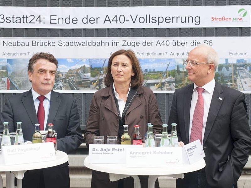 Am Freitag, 28.09.2012 sind die Bauarbeiten an der gesperrten Autobahn A40 in Essen - Zentrum so gut wie abgeschlossen. Am Wochenende wird die Strecke zwischen Essen-Zentrum und Essen-Ost wieder fuer den Verkehr freigegeben. Verkehrsminister Michael Groschek, Projektleiterin Annegret Schaber und Essens Oberbuergermeister Reinhard Pass (l-r) besichtigen die Baustelle.Foto: Bernd Lauter/WAZ FotoPool