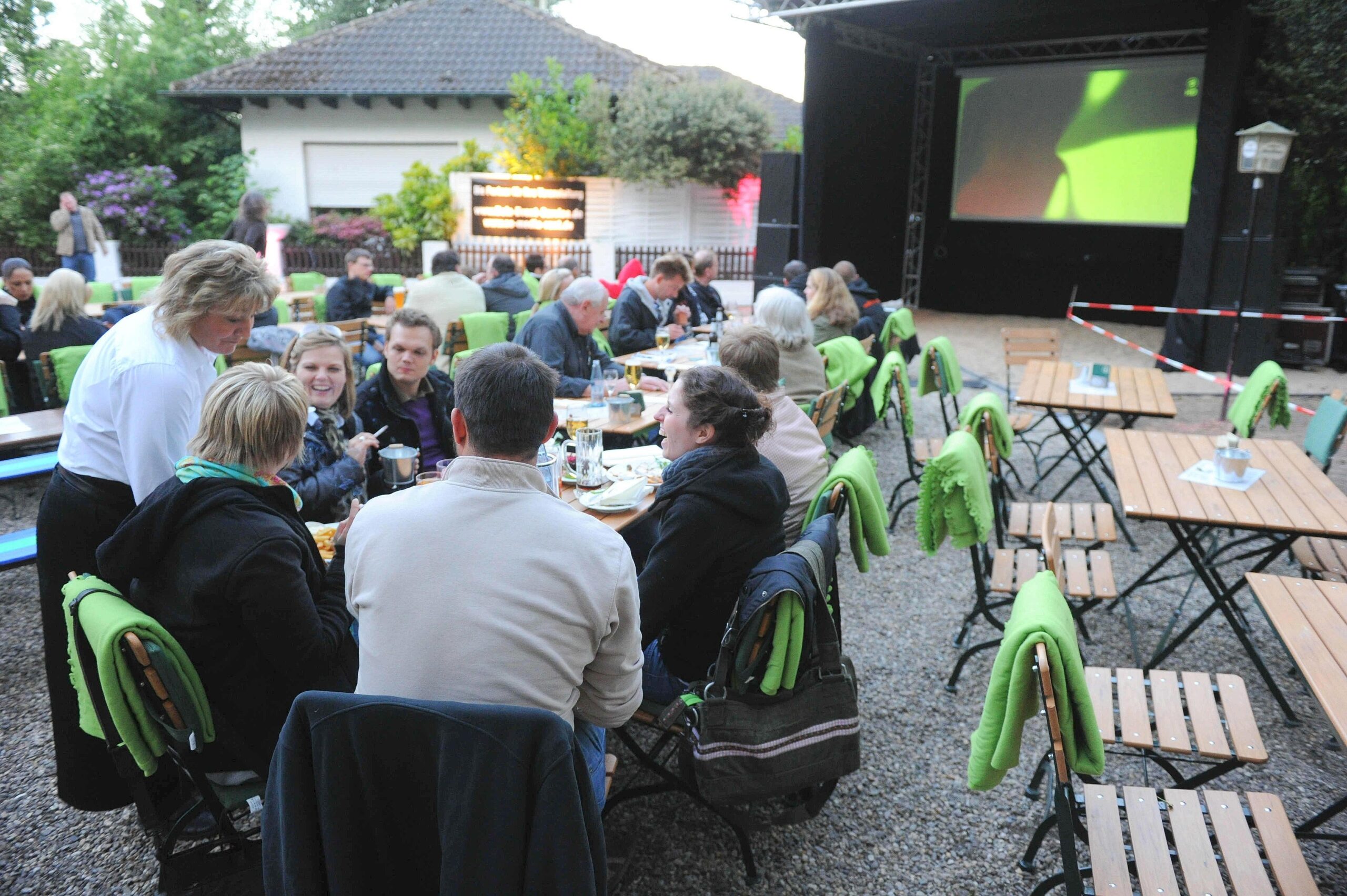 Am Samstag, 14.05.2011 gab es in der Gastwirtschaft Samanns Hof ein Public Viewing. Rudelgucken beim ESC Song Contest in Düsseldorf. Lena schaffte nur den zehnten Platz.Foto: Markus Joosten / WAZ FotoPool.