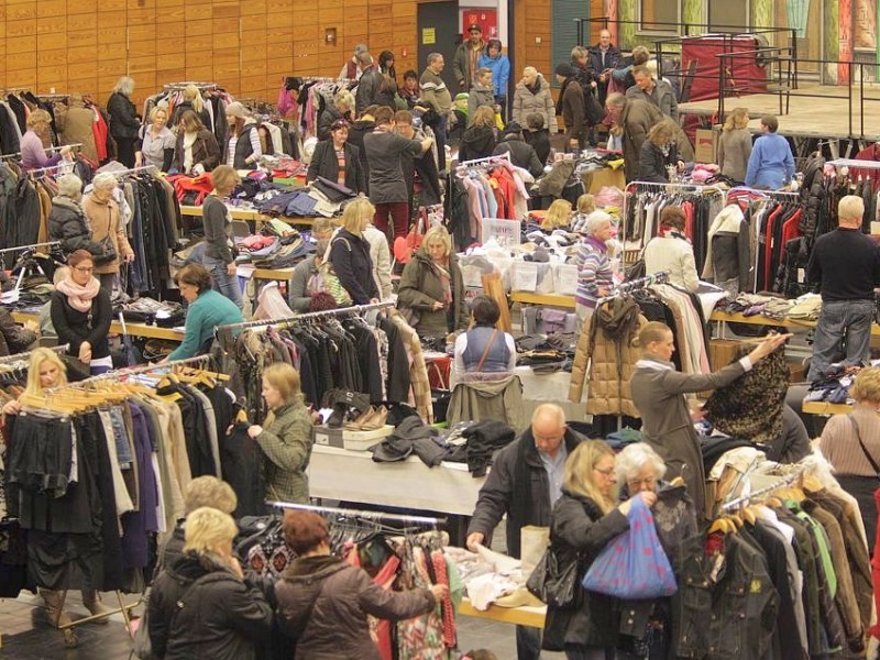 Ein Second-Hand-Mode-Markt von Frauen fuer Frauen findet am Sonntag, 18. November 2012, in der Europahalle in Castrop-Rauxel statt. Foto: Thomas Goedde / WAZ FotoPool