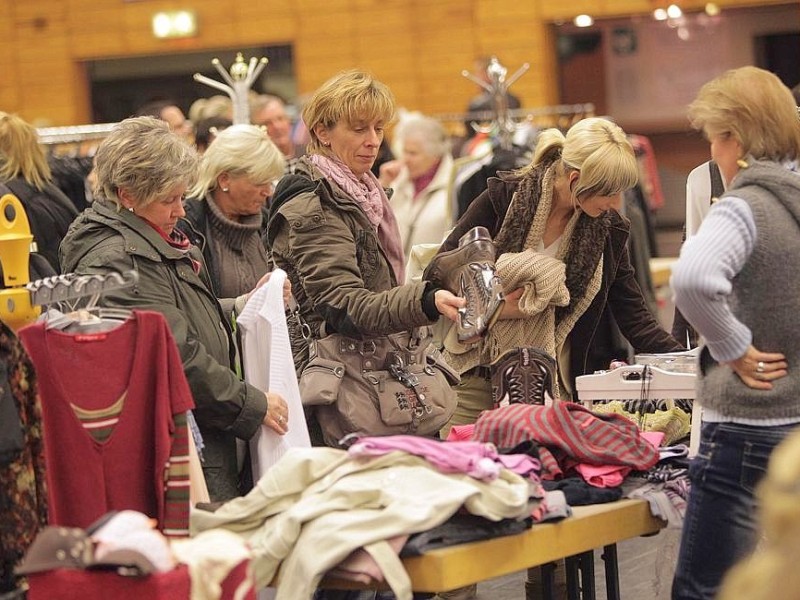 Ein Second-Hand-Mode-Markt von Frauen fuer Frauen findet am Sonntag, 18. November 2012, in der Europahalle in Castrop-Rauxel statt. Foto: Thomas Goedde / WAZ FotoPool