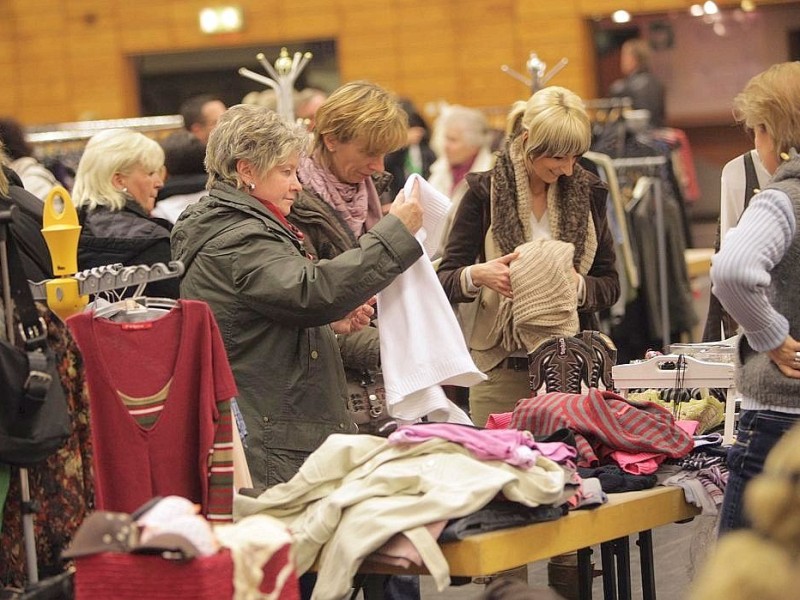 Ein Second-Hand-Mode-Markt von Frauen fuer Frauen findet am Sonntag, 18. November 2012, in der Europahalle in Castrop-Rauxel statt. Foto: Thomas Goedde / WAZ FotoPool