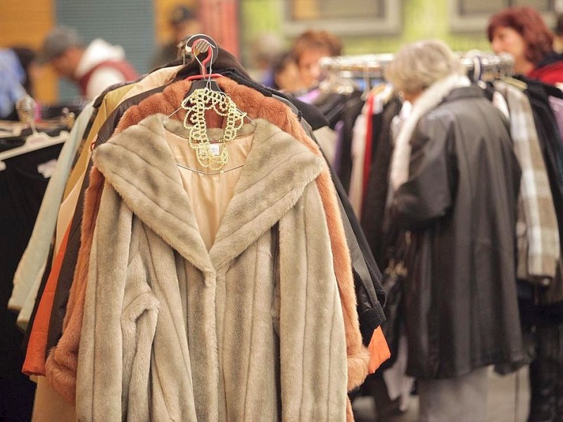 Ein Second-Hand-Mode-Markt von Frauen fuer Frauen findet am Sonntag, 18. November 2012, in der Europahalle in Castrop-Rauxel statt. Foto: Thomas Goedde / WAZ FotoPool