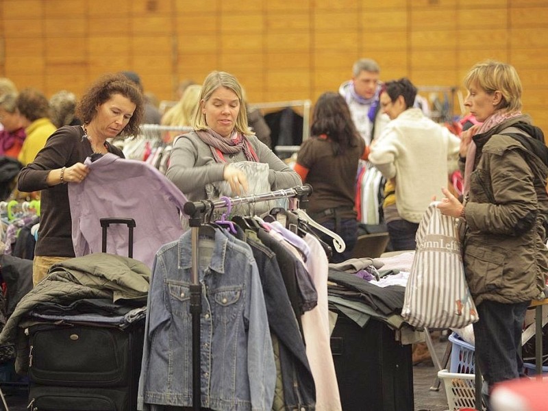 Ein Second-Hand-Mode-Markt von Frauen fuer Frauen findet am Sonntag, 18. November 2012, in der Europahalle in Castrop-Rauxel statt. Foto: Thomas Goedde / WAZ FotoPool