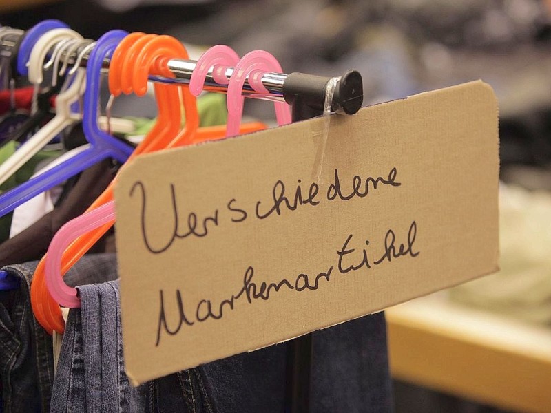 Ein Second-Hand-Mode-Markt von Frauen fuer Frauen findet am Sonntag, 18. November 2012, in der Europahalle in Castrop-Rauxel statt. Foto: Thomas Goedde / WAZ FotoPool