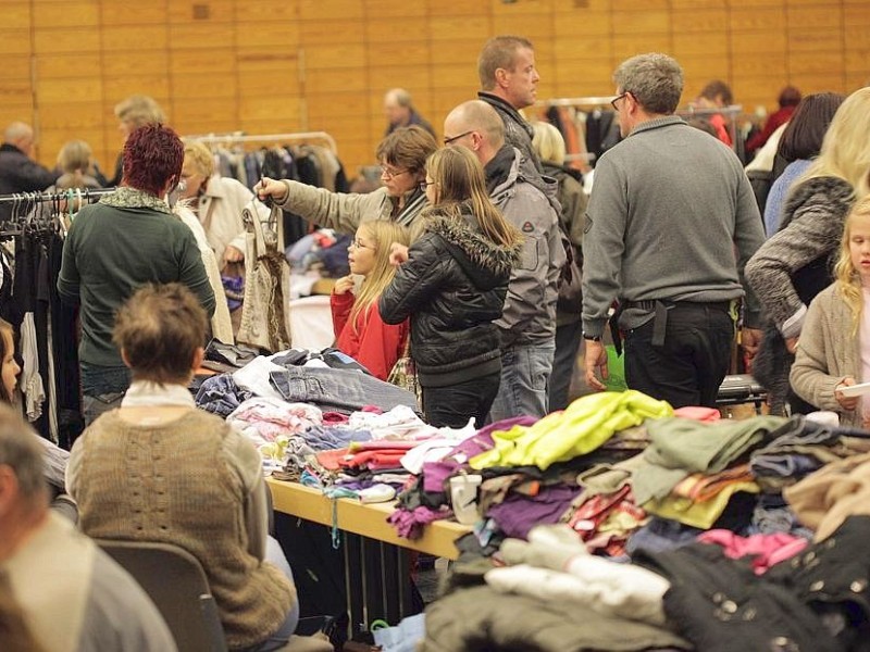 Ein Second-Hand-Mode-Markt von Frauen fuer Frauen findet am Sonntag, 18. November 2012, in der Europahalle in Castrop-Rauxel statt. Foto: Thomas Goedde / WAZ FotoPool