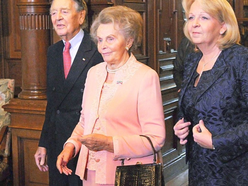 Anlässlich der Verleihung des Staatspreises des Landes NRW an das Ehepaar Else und Berthold Beitz fand 2011 ein Festakt in der Villa Hügel statt. Das Bild zeigt das Ehepaar Beitz mit Ministerpräsidentin Hannelore Kraft.