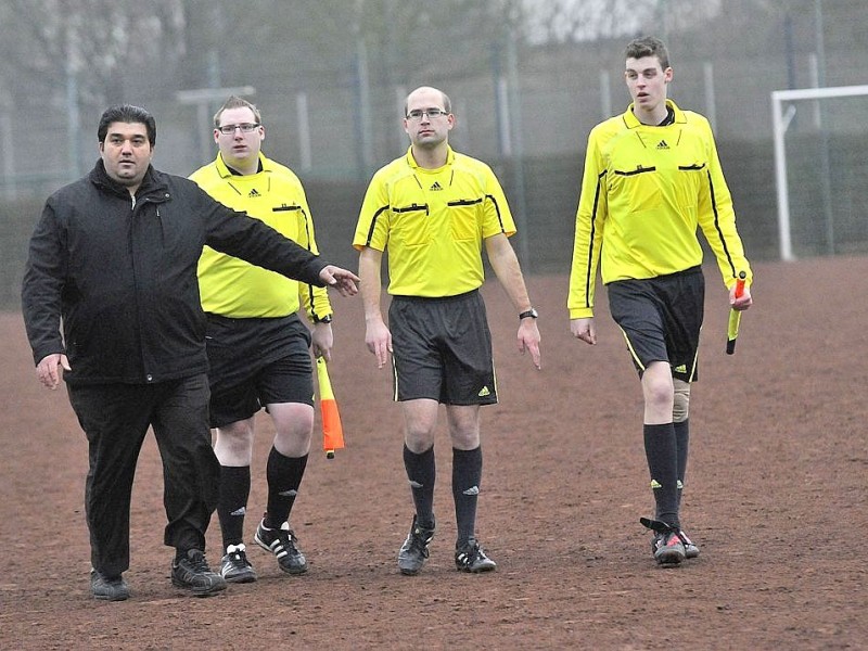 Das Spiel in der Bezirksliga zwischen  Dostlukspor Bottrop und dem SC Hertha Hamborn wurde zwei Minuten vor dem regulären Spielende durch den Schiedsrichter wegen einer Schlägerei zwischen Spielern und Zuschauern abgebrochen.