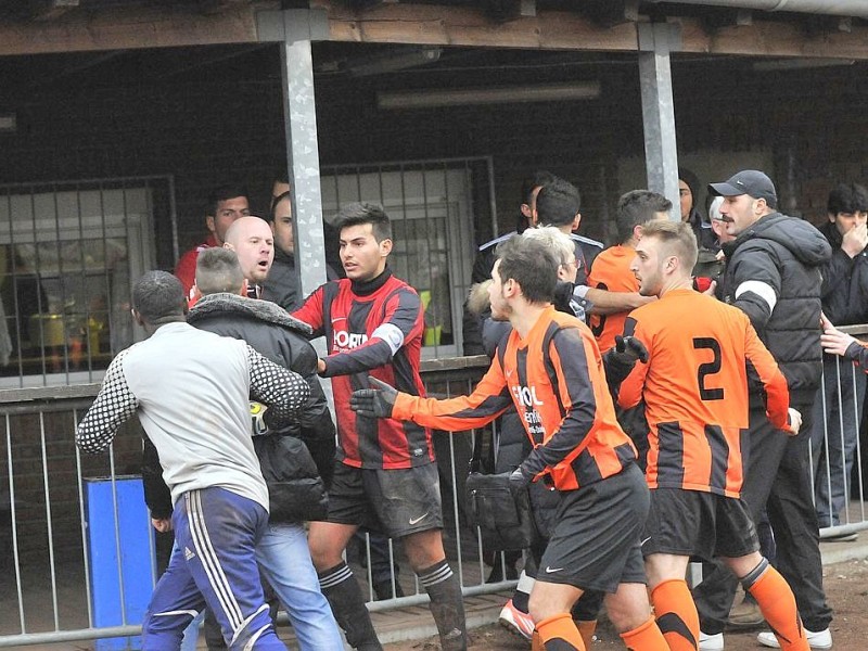 Das Spiel in der Bezirksliga zwischen  Dostlukspor Bottrop und dem SC Hertha Hamborn wurde zwei Minuten vor dem regulären Spielende durch den Schiedsrichter wegen einer Schlägerei zwischen Spielern und Zuschauern abgebrochen.