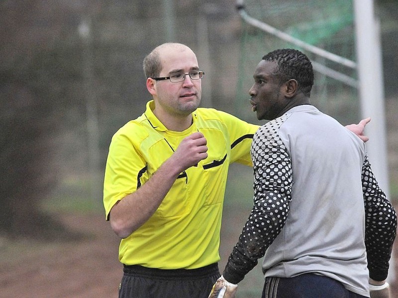 Das Spiel in der Bezirksliga zwischen  Dostlukspor Bottrop und dem SC Hertha Hamborn wurde zwei Minuten vor dem regulären Spielende durch den Schiedsrichter wegen einer Schlägerei zwischen Spielern und Zuschauern abgebrochen.