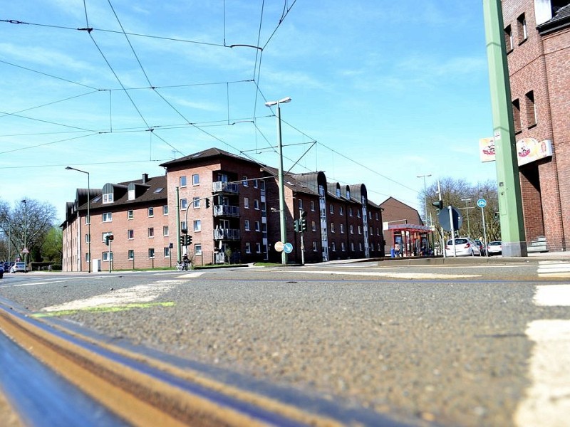 Nach einer scharfen Rechtskurve fährt die Bahn von der Schlachthofstraße auf die Markgrafenstaße und die Haltestelle ...