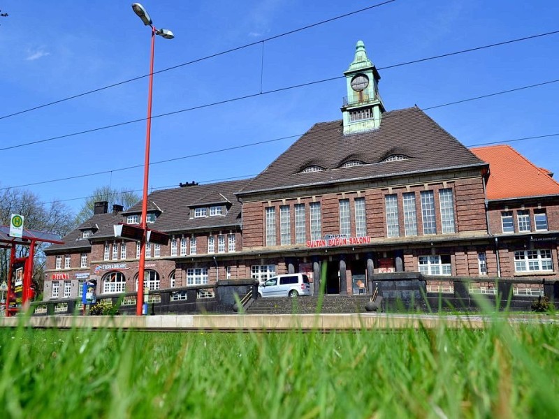 ... auch am Alten Bahnhof Hamborn vorbei. Das Gebäude wurde 1912 eröffnet, aber schon vor Jahren stillgelegt. Jetzt beherbergt es ein türkisches Lokal.