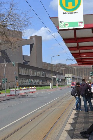 Nächste Station: Matenastraße. Auch hier bestimmen die Gebäude von ThyssenKrupp das Bild.