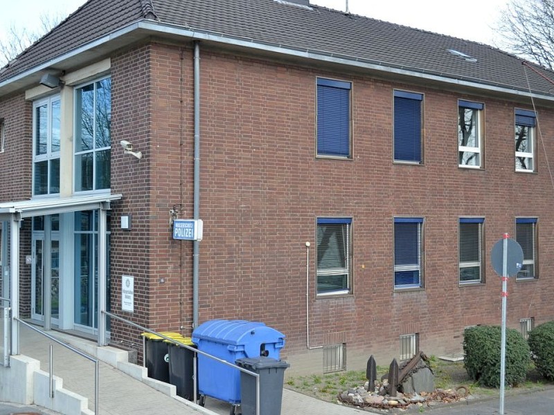 In der Nähe der Haltestelle Tausendfensterhaus liegt auch das Gebäude der Wasserschutzpolizei Duisburg ... 