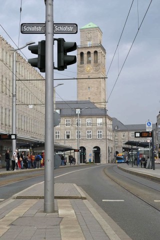 In unmittelbarer Nähe der Haltestelle liegt auch das Mülheimer Rathaus, dessen Turm schon von Weitem zu sehen ist.