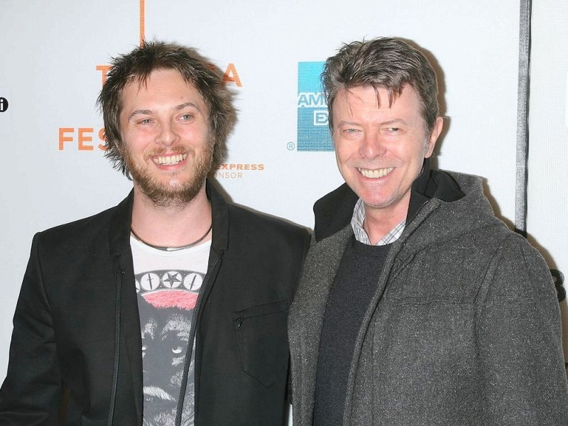 Der schrille Sänger David Bowie mit seinem Sohn Duncan Jones, der als  Regisseur die ersten Erfolge feiert.